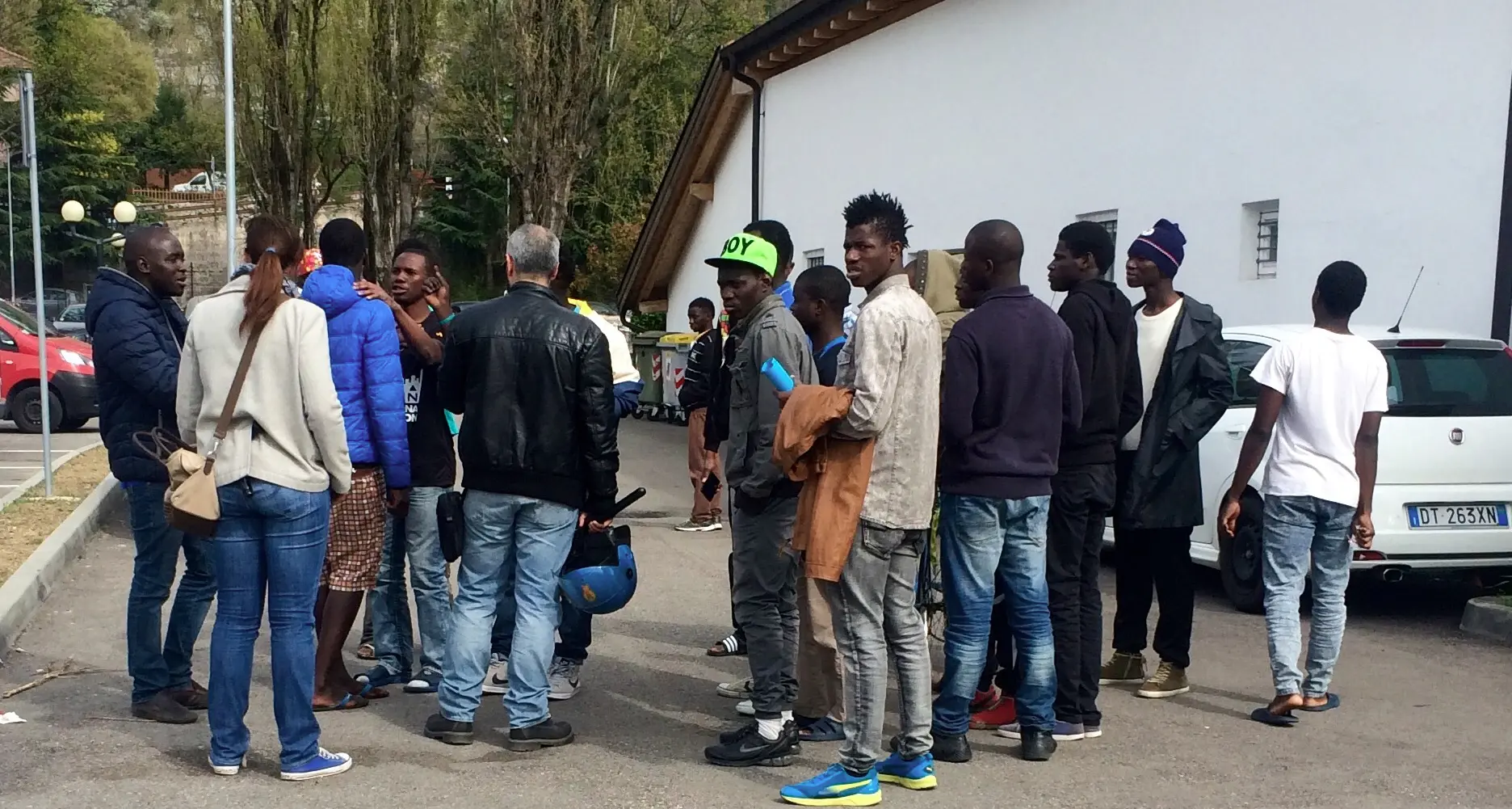 Lavoro con i profughi, fra tensioni e attese deluse Il diario di un operatore del centro di via Brennero