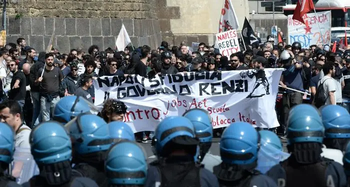 Renzi a Napoli, scontri al corteo, lacrimogeni e pietre
