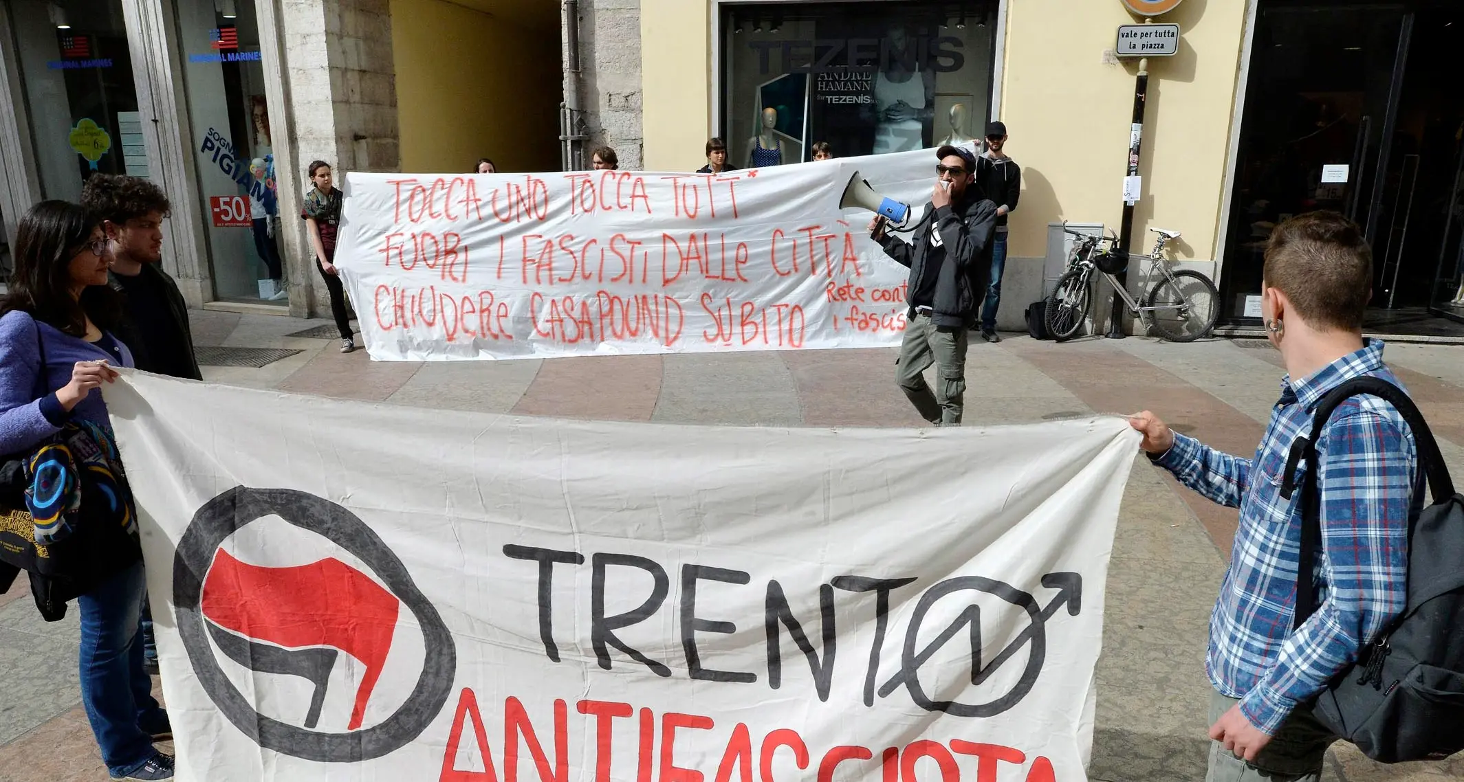 Altra Trento: «Violenza fascista bisogna chiudere Casa Pound»