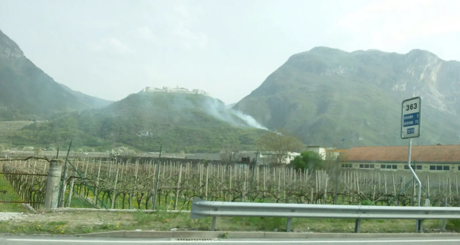 Incendio nel bosco sotto castel Beseno