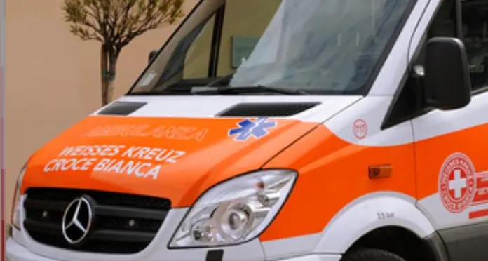 Muore travolto da un tir mentre attraversa la strada