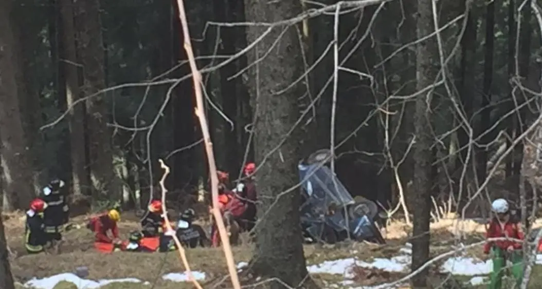 Panarotta, auto vola per 50 metri nella scarpata Tre persone estratte ferite dalle lamiere