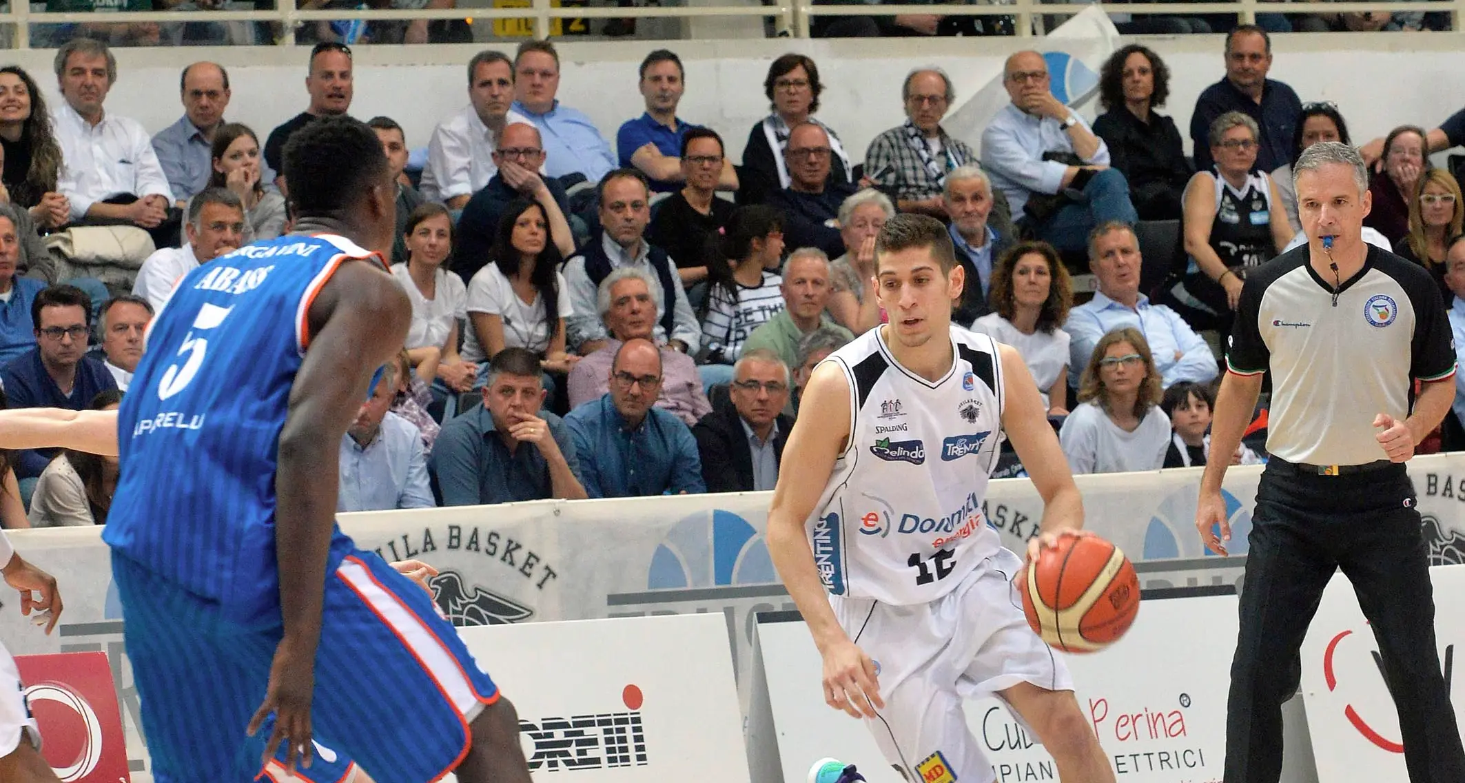 L'Aquila Basket batte Cantù Finale da brivido: 79-75
