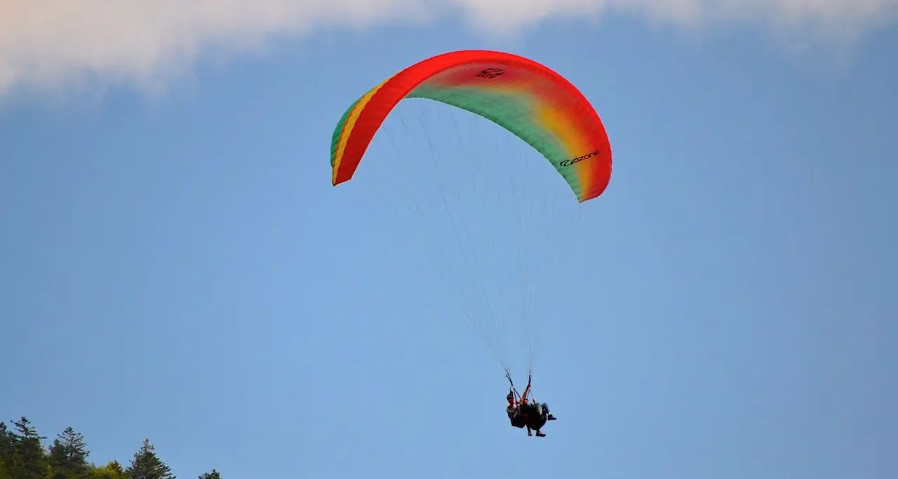 Si chiude la vela Rotola col parapendio