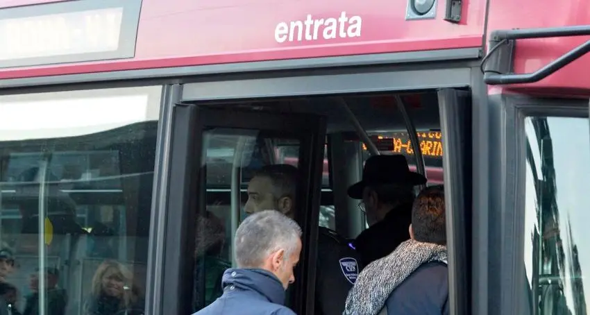 Autobus: più sicurezza e meno furbetti Dal 23 aprile si sale solo dalla porta anteriore