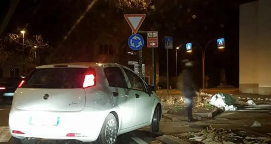 Entra in auto nel parcheggio dal passaggio pedonale