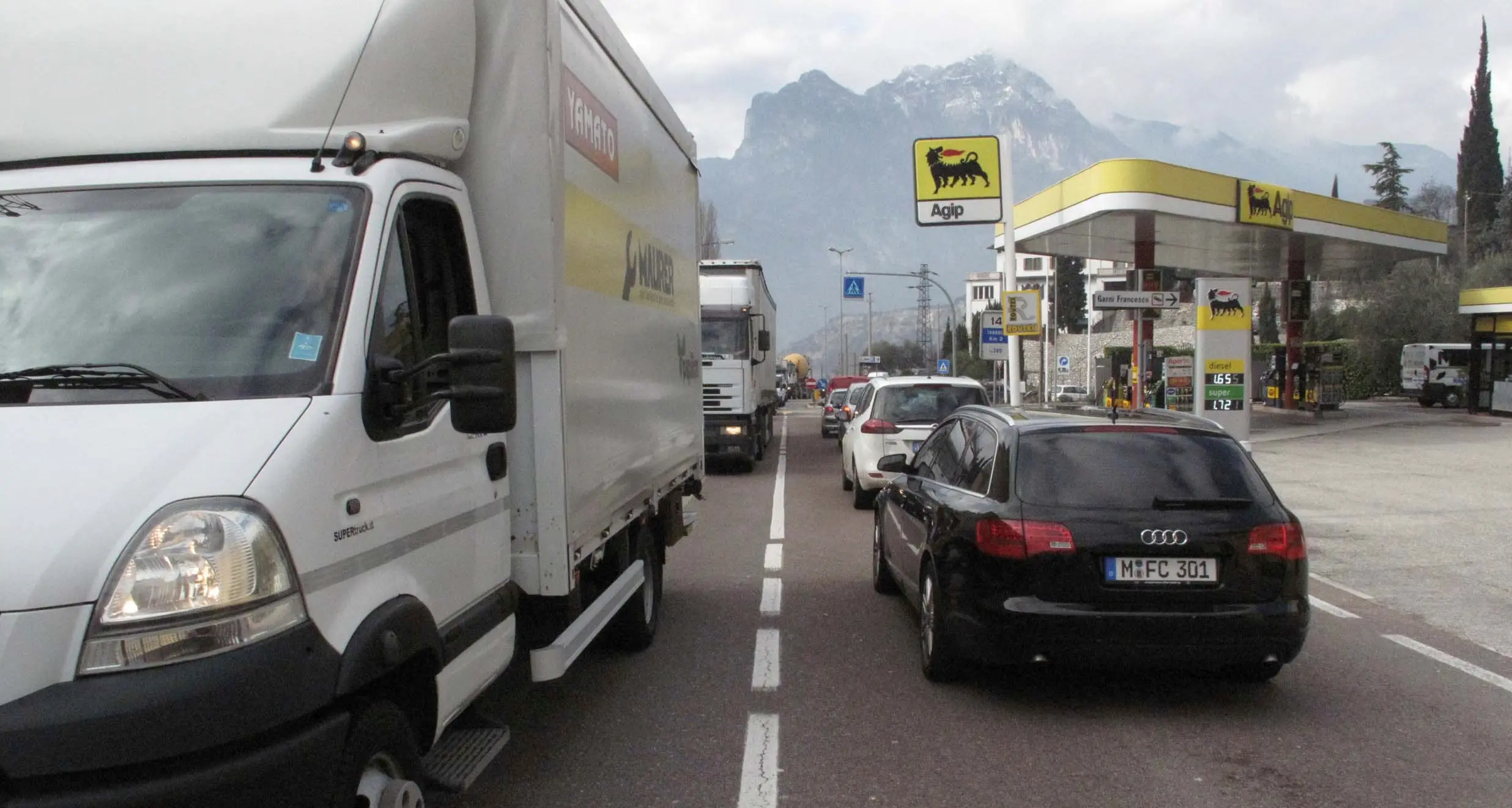 Le code verso il Garda e il semaforo di Nago