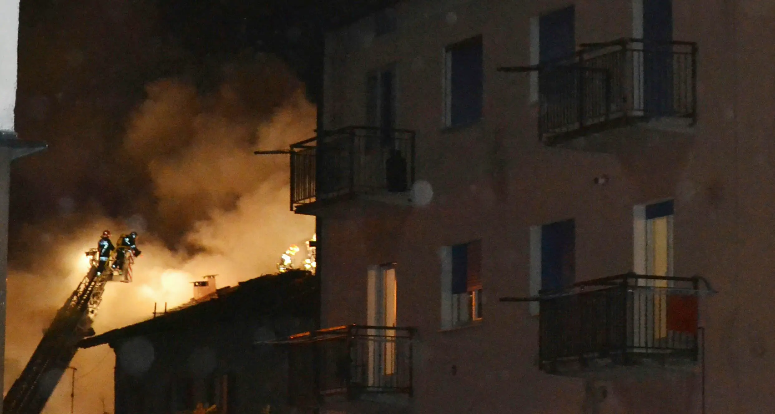 Furioso incendio a Sabbionara - Video I vigili del fuoco circoscrivono le fiamme