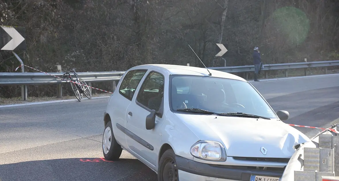 L'automobile sbanda e investe i triatleti
