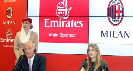 Emirates dedica a Milan aereo con enorme decalcomania
