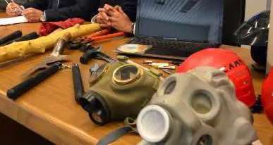 Anarchici, perquisita un'abitazione in via dei Giardini: sequestrati caschi, mazze e scudi