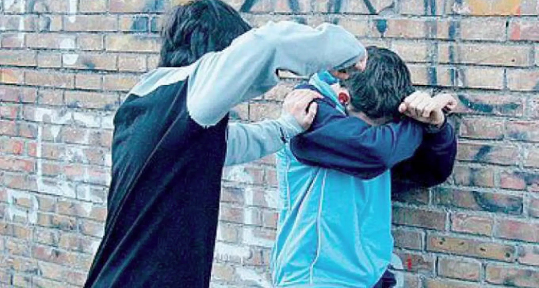 Difende l'amico disabile Aggredito dal «branco»