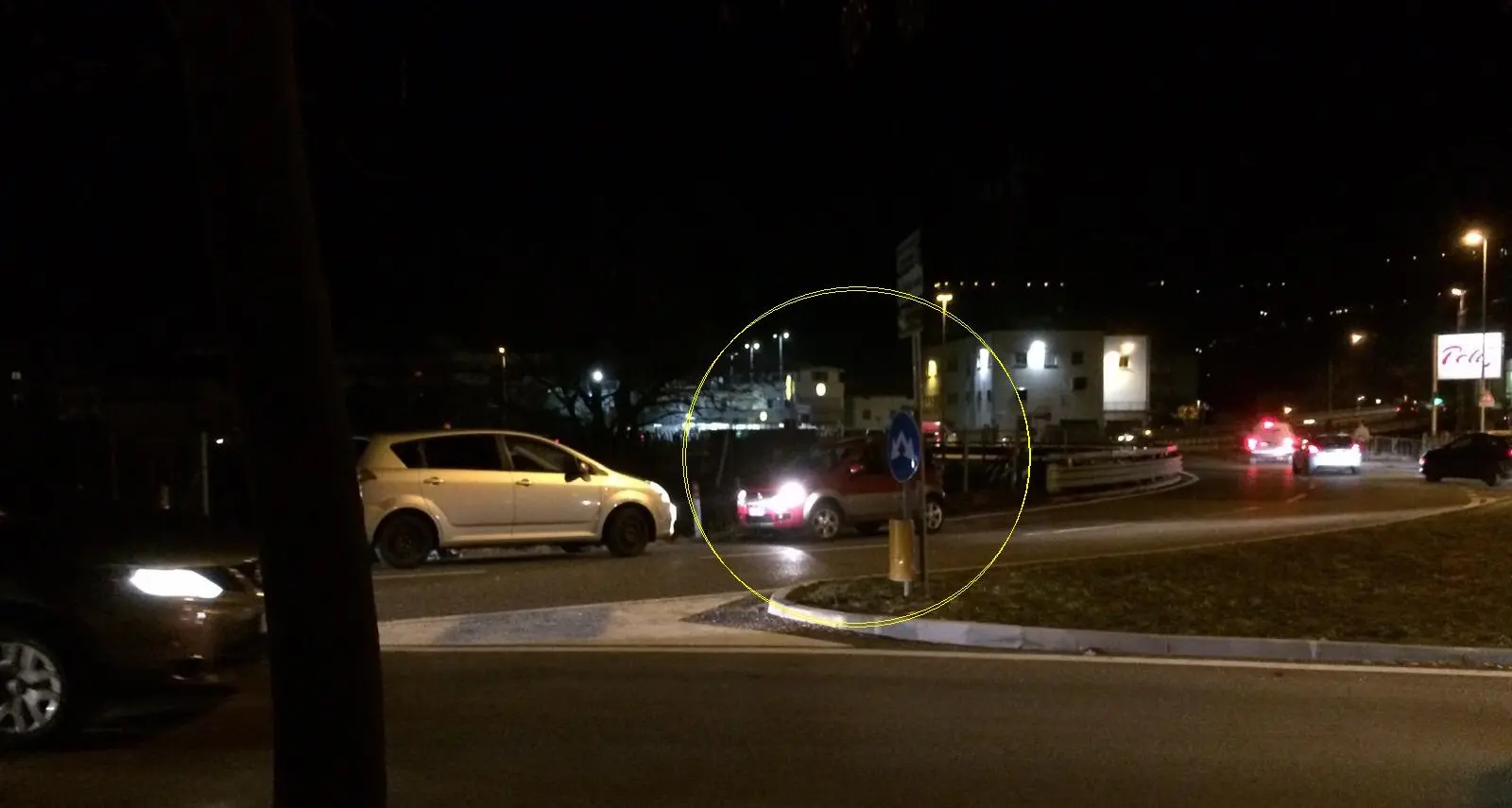 Un'altra auto contromano alla rotatoria di via Maccani