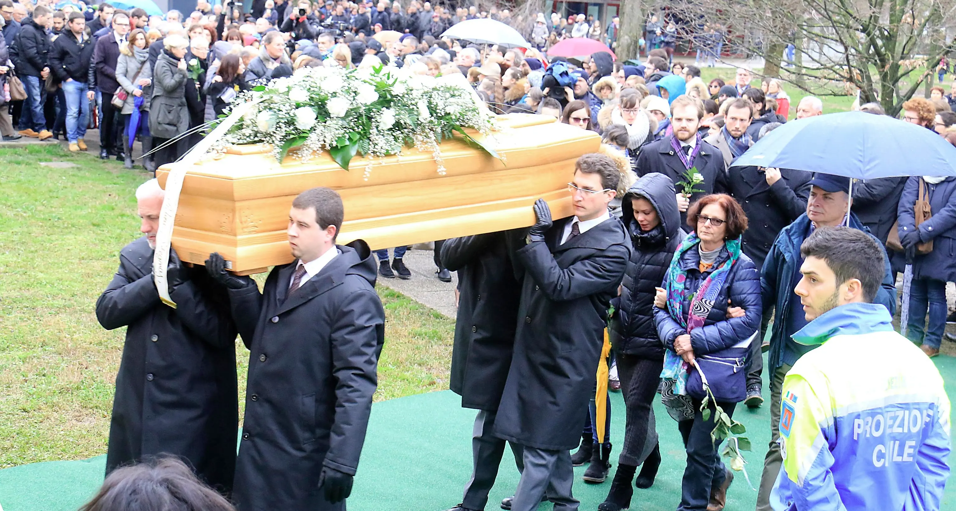 L'ultimo saluto a Giulio Regeni «Senza giustizia, niente pace»