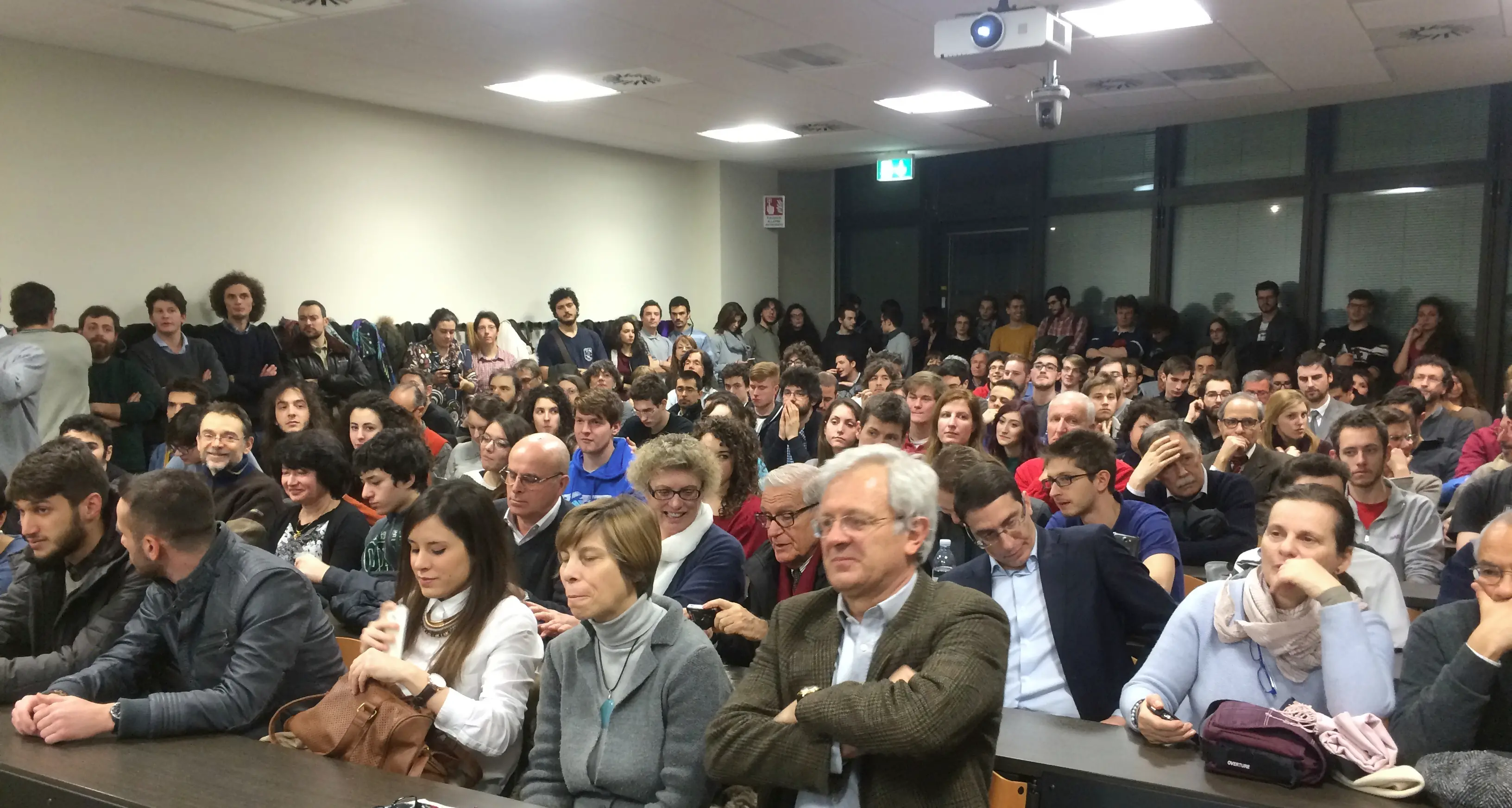Tra selfie, autografi, applausi e strette di mano Così si spiega una scoperta storica