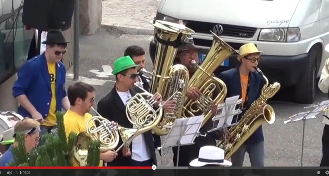 Il flash mob della Banda di Tuenno Performance in piazza