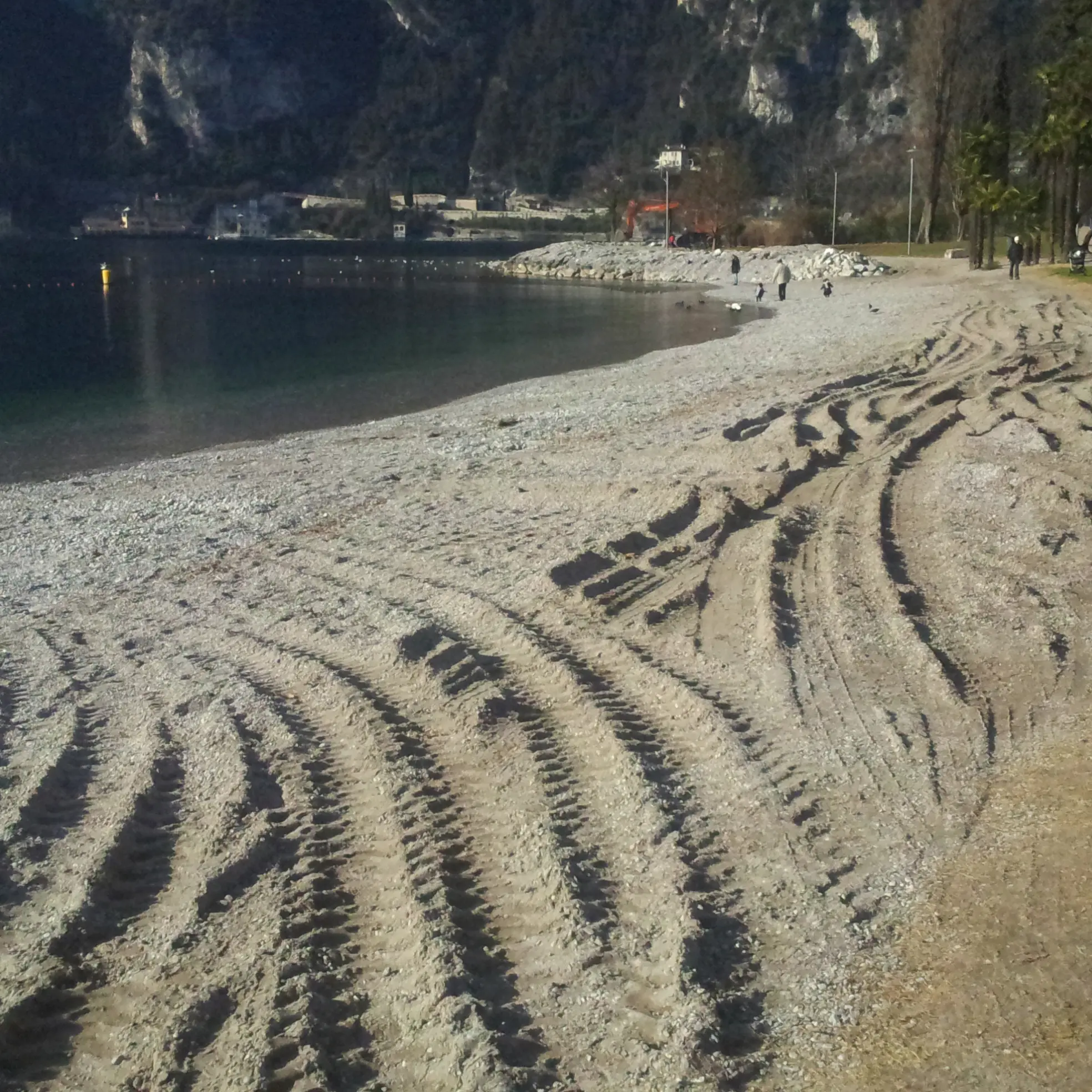 Riva e Torbole rifanno le spiagge con le ghiaie dell'isola del Sarca