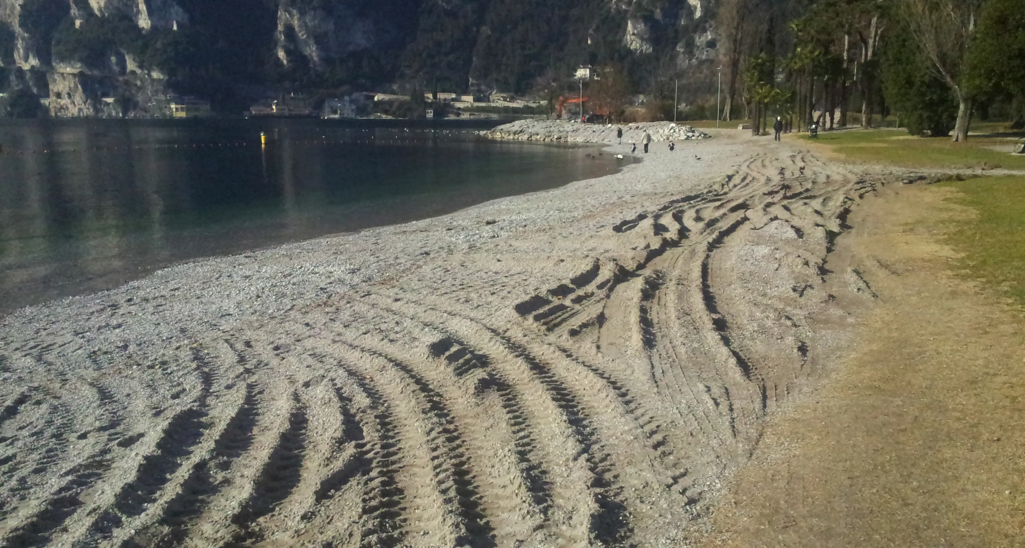 Riva e Torbole rifanno le spiagge con le ghiaie dell'isola del Sarca