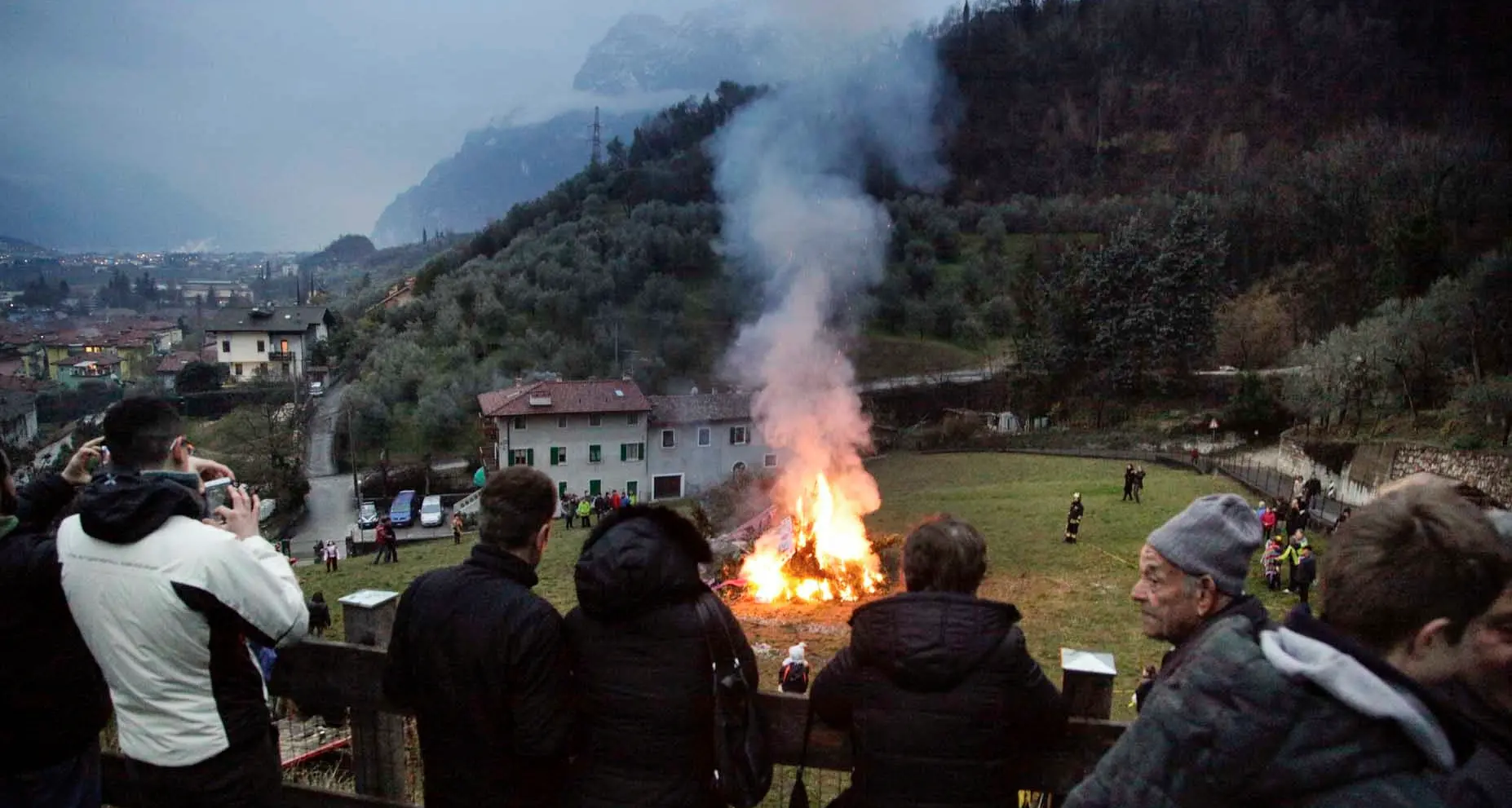 Arco, il rito profano si ripete La bruciatura dei carnevali