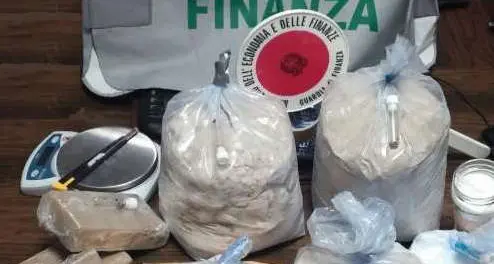 Dieci chili di droga nascosti in casa. Gli investigatori: «Eroina e cocaina per 640mila euro»