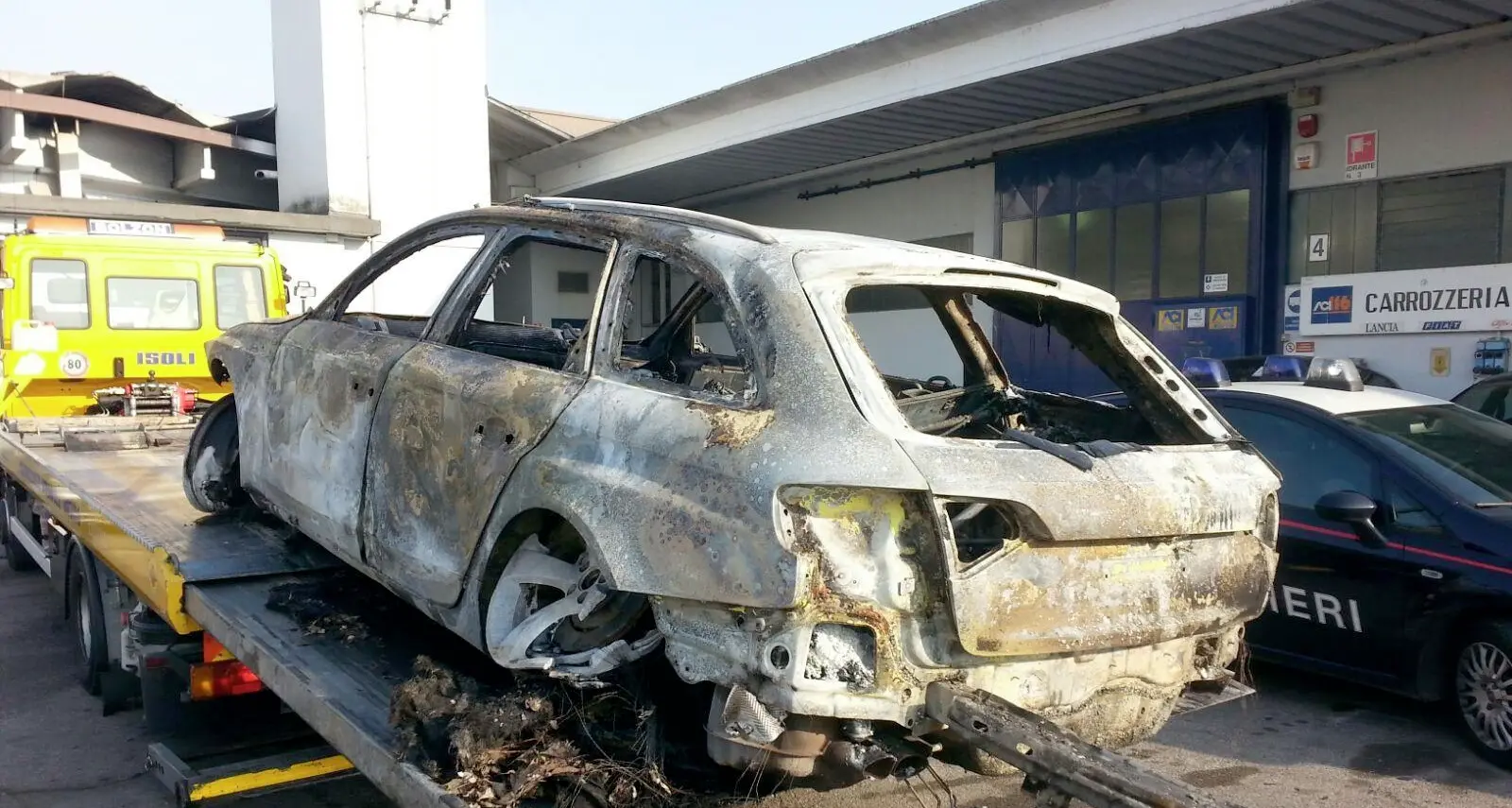 Audi gialla bruciata nel Trevigiano continua la caccia ai banditi