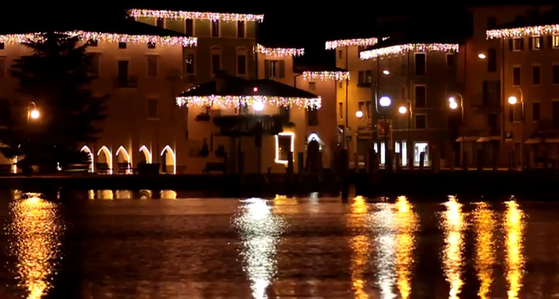 Bene i mercatini ad Arco, si rinnova l'incanto delle luminarie a Torbole