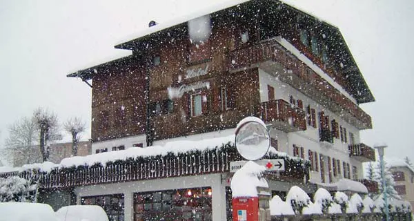 Quarantenne di Lavarone trovato morto nella stanza d'albergo a Pieve di Cadore