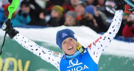 Zuzulova trionfa a Flachau nello slalom in notturna