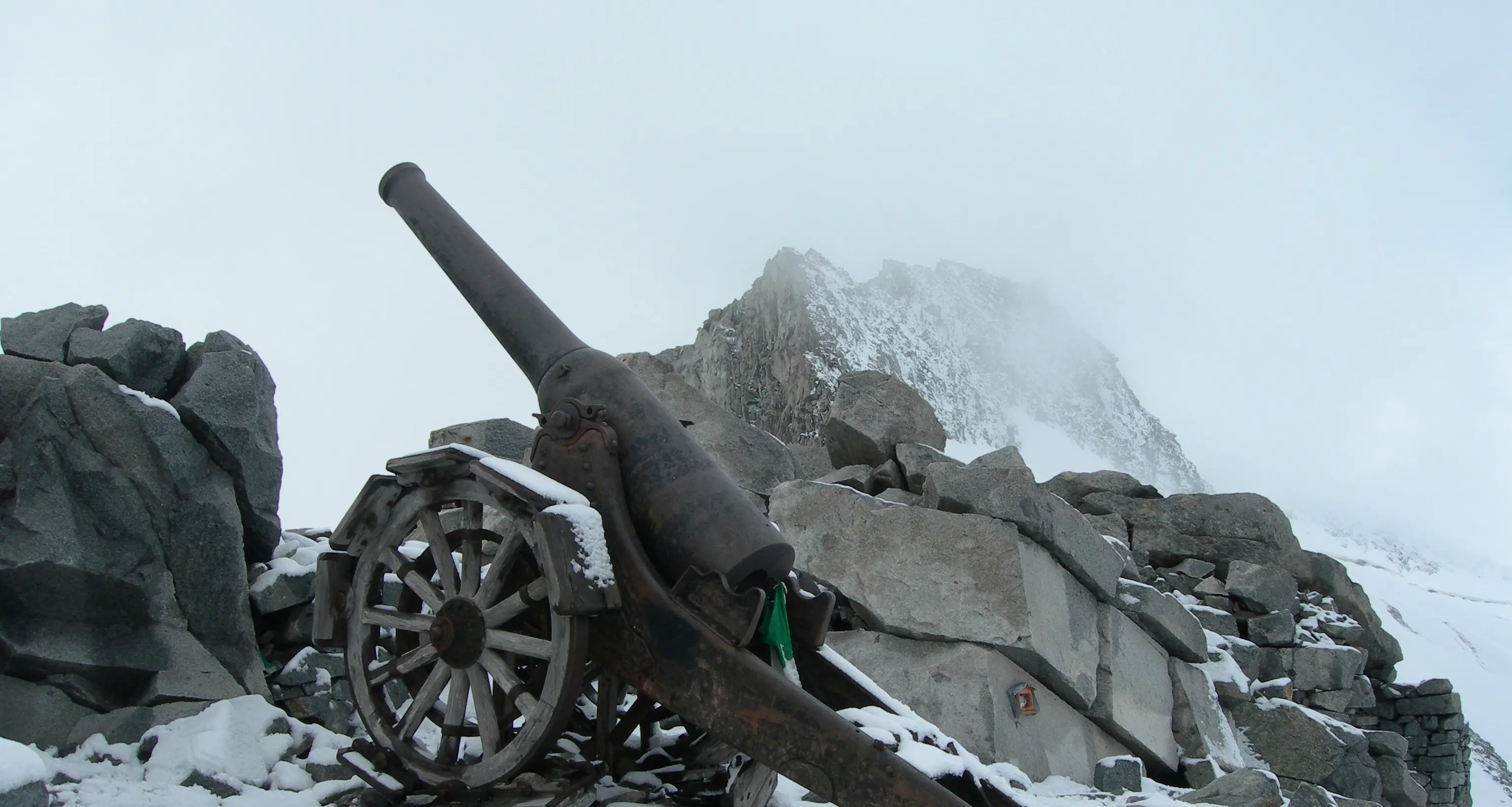 Cento anni fa il cannone dell'Adamello venne trascinato dai soldati sui ghiacciai