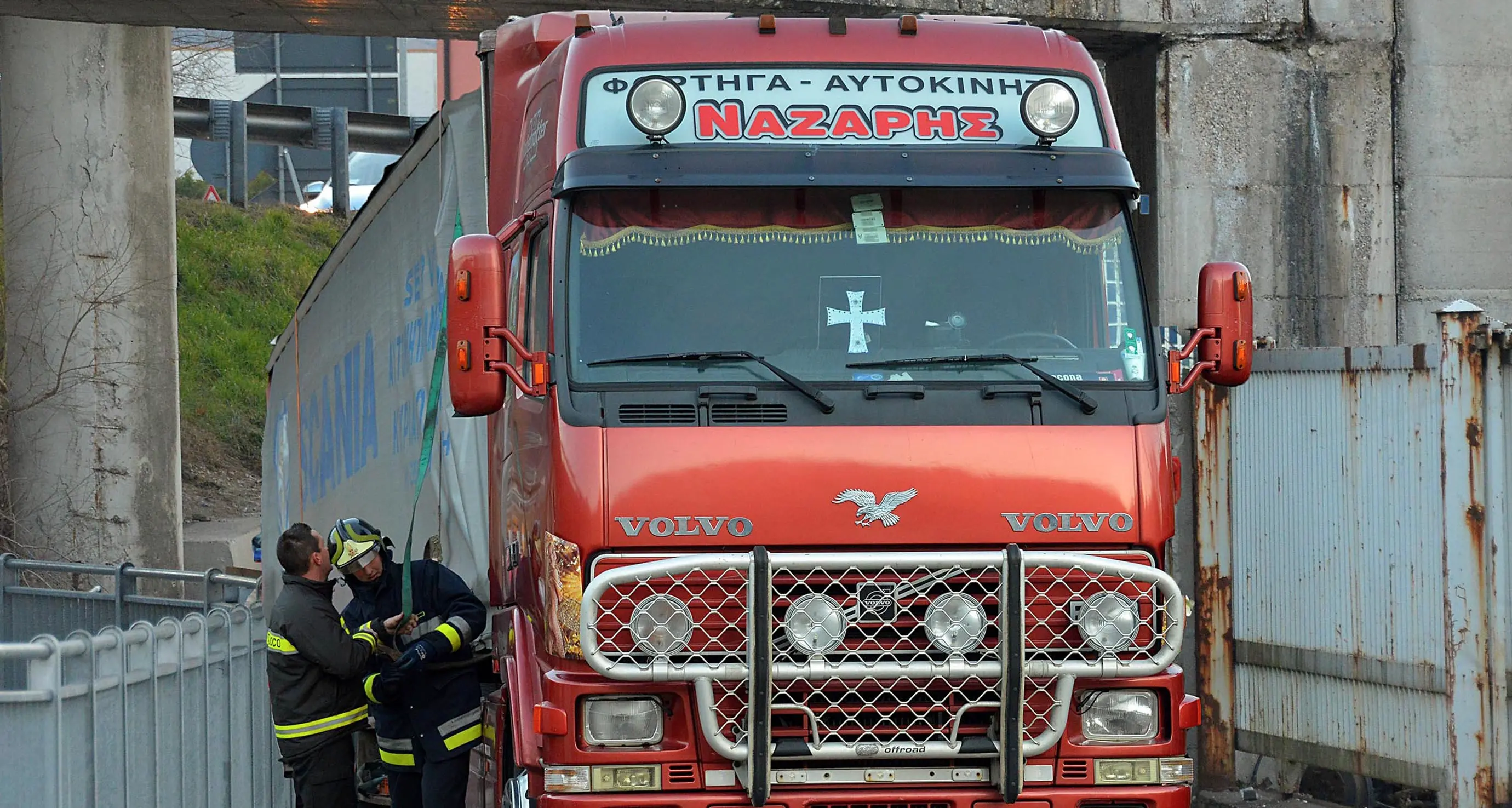 Tir «incastrato», tradito dal navigatore Rimosso dopo l'intervento dei pompieri