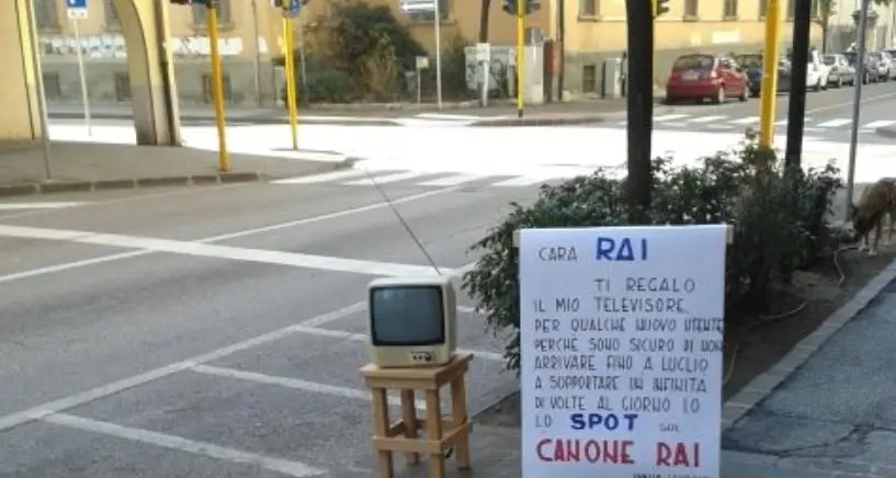 Canone Rai, protesta in strada «Ora basta con quello spot»
