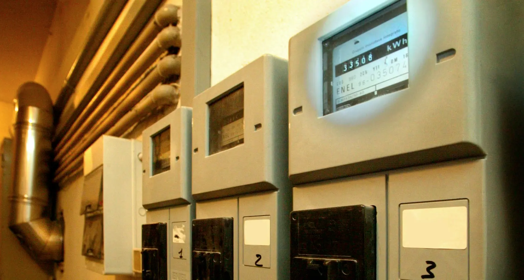Ruba l'elettricità dalla casa del vicino morto da due mesi
