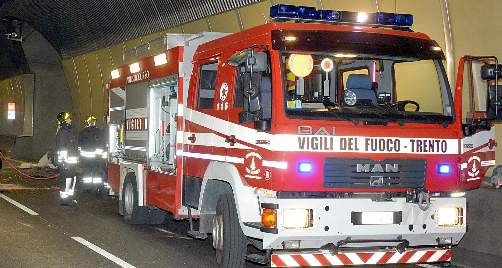 Camion in fiamme nel tunnel di Martignano Traffico deviato sulla vecchia Valsugana