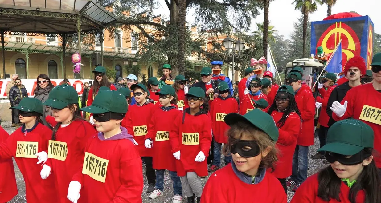Carnevale di Arco, a migliaia per i carri allegorici, giochi, musica e balli