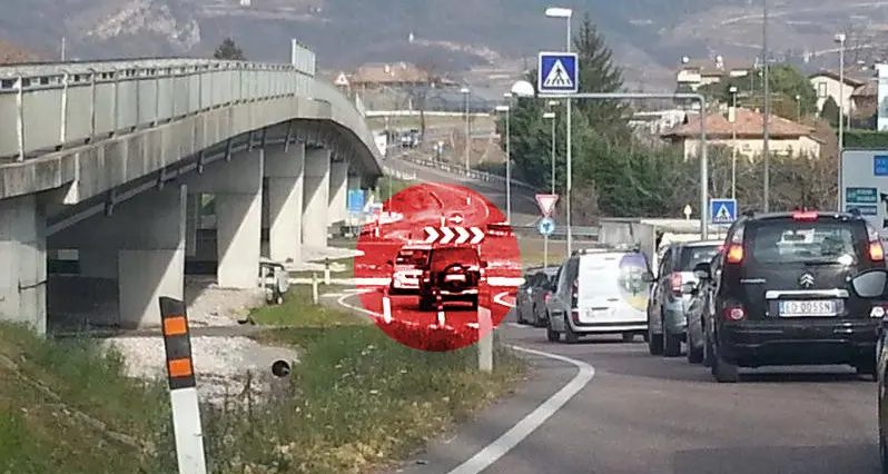 Rovereto, imbocca lo svincolo contromano Gli altri automobilisti segnalano l'errore
