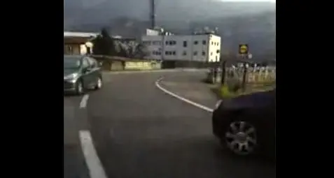 Trento, anche oggi un'auto contromano Incidente sfiorato in via Maccani