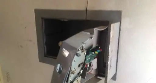 Ladri con la mola a disco Cassaforte ko, ori spariti