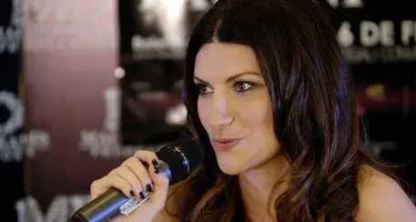 La Pausini si sfoga sui social: 'Seduta lontana da mia figlia e nessuno mi cede il posto'
