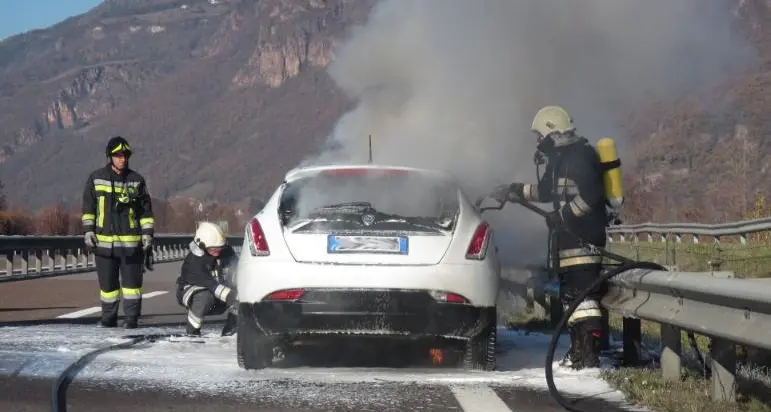 Auto in fiamme sulla Mebo Rogo partito dal motore