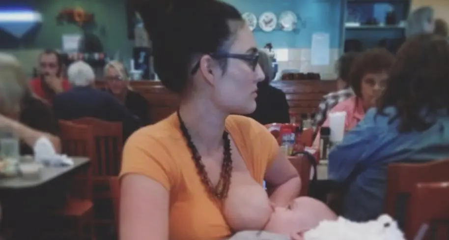 Su Facebook la foto della mamma che allatta contro il conformismo: e il web si scatena