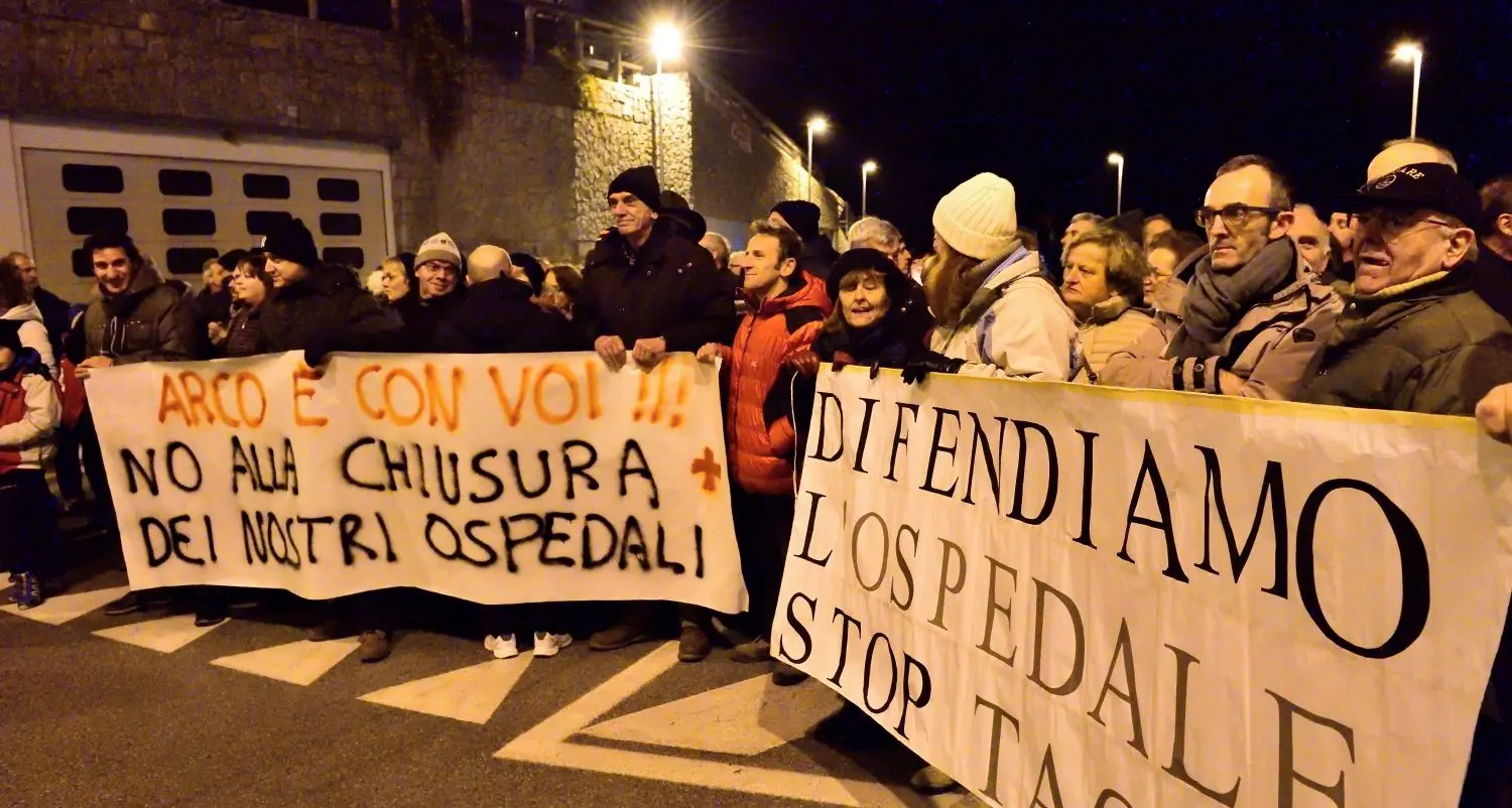 Tione, protesta in piazza contro l'ospedale ridotto