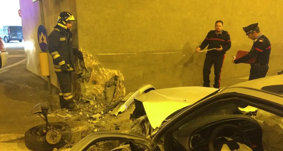 Salvato dai carabinieri dall'auto in fiamme