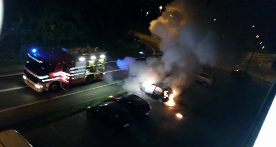 Un'auto in fiamme nella notte a Riva