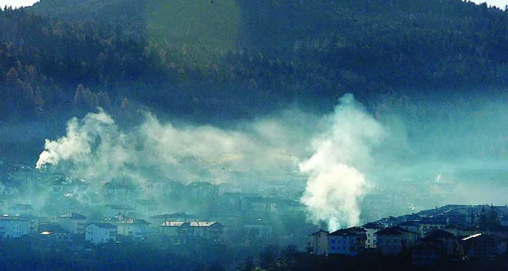 Val di Cembra, protesta contro i roghi agricoli «Siamo avvolti dai fumi, qui sembra Milano»