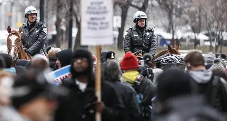 La polizia di Chicago spara ancora: altri due morti afroamericani