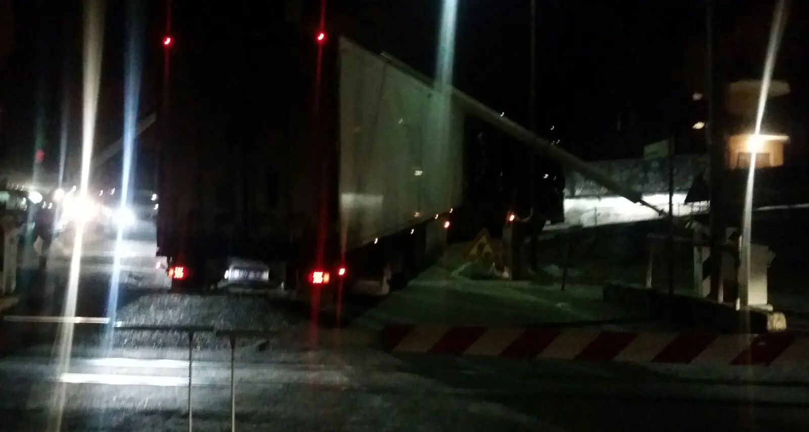 Tir resta incastrato nel passaggio a livello Momenti di paura nei pressi di Predaia
