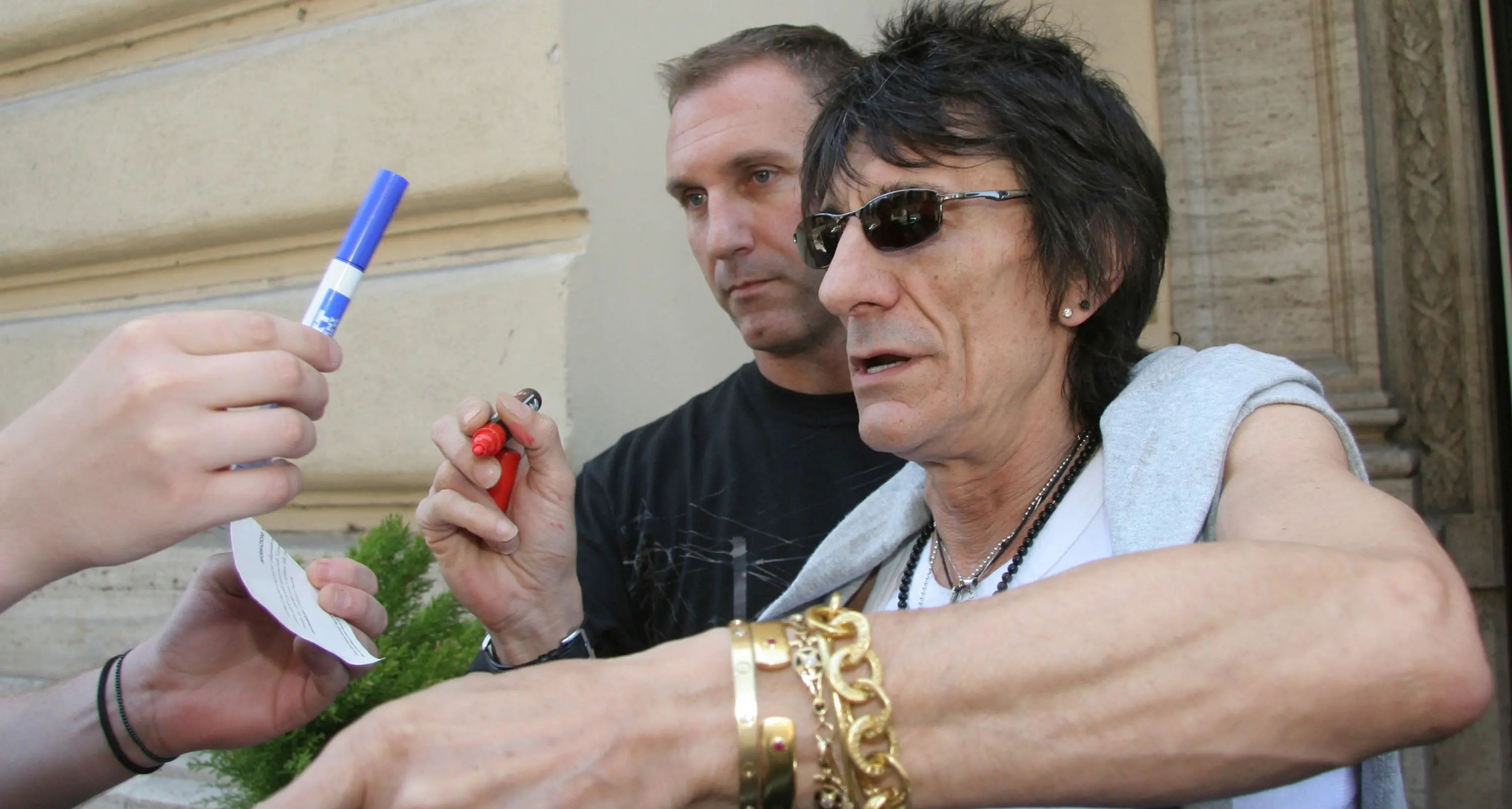 Ron Wood, chitarrista degli Stones papà di due gemelli a 68 anni