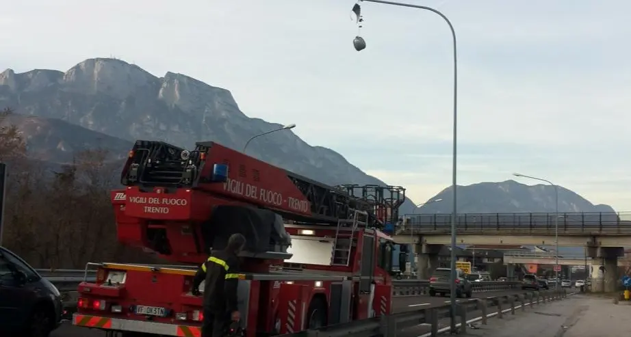 Lampione cade sulla strada Pericolo in via Bolzano