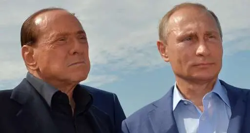 Putin-Berlusconi in Crimea. Bagno di folla e visita all'harem