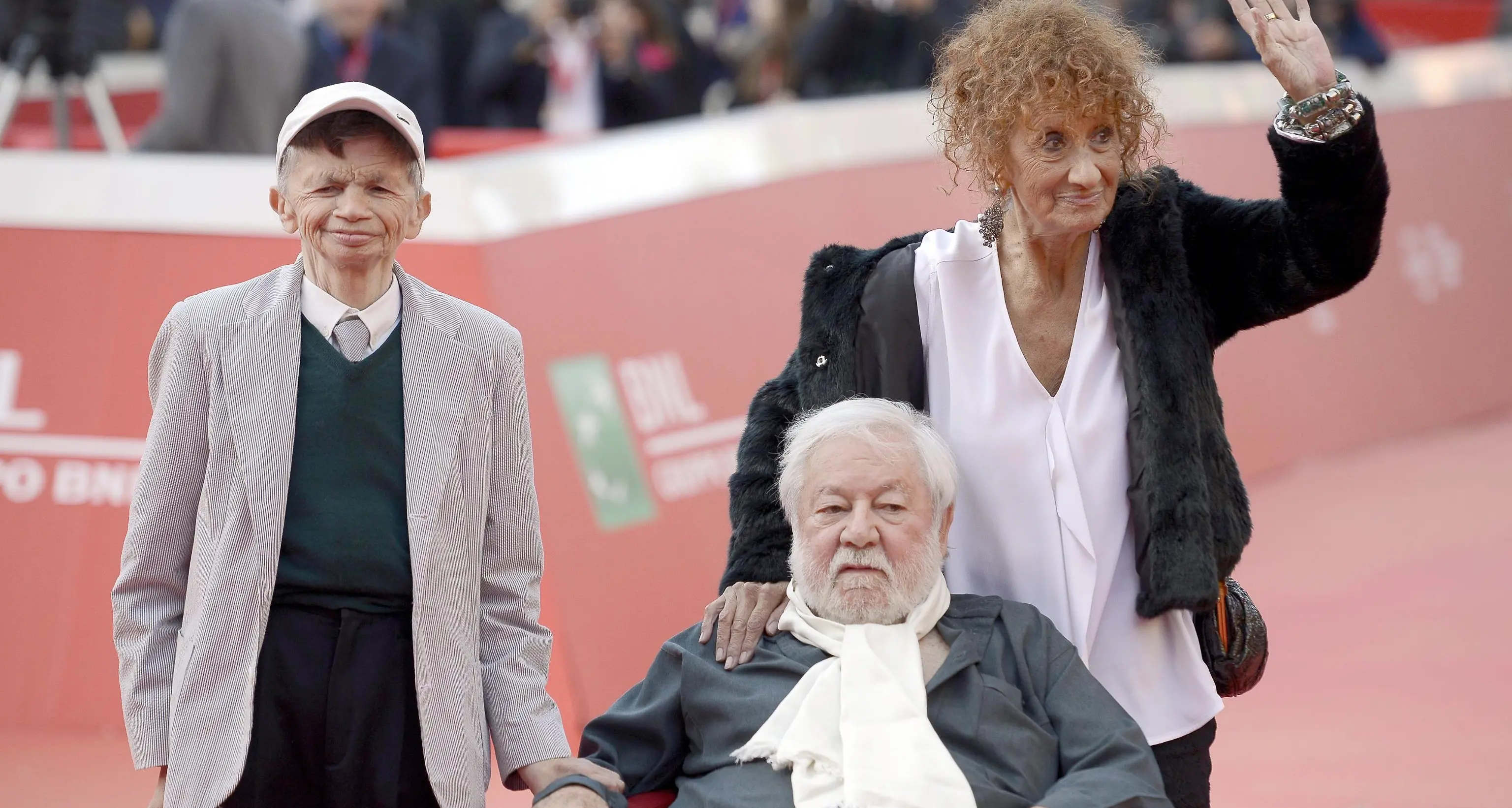 Villaggio sfila sul red carpet: siamo tutti Fantozzi